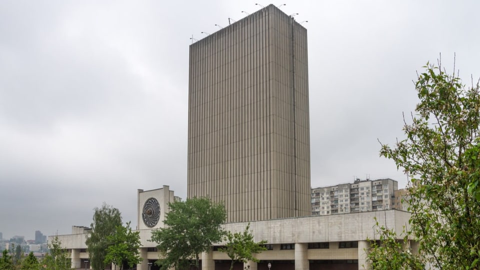 Modernes Bibliotheksgebäude aus Beton