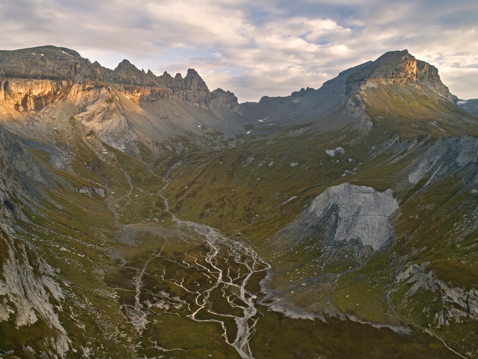 Blick über eine Alpines Hochtal mit Auenlandschaft und tollem Bergpanorama.