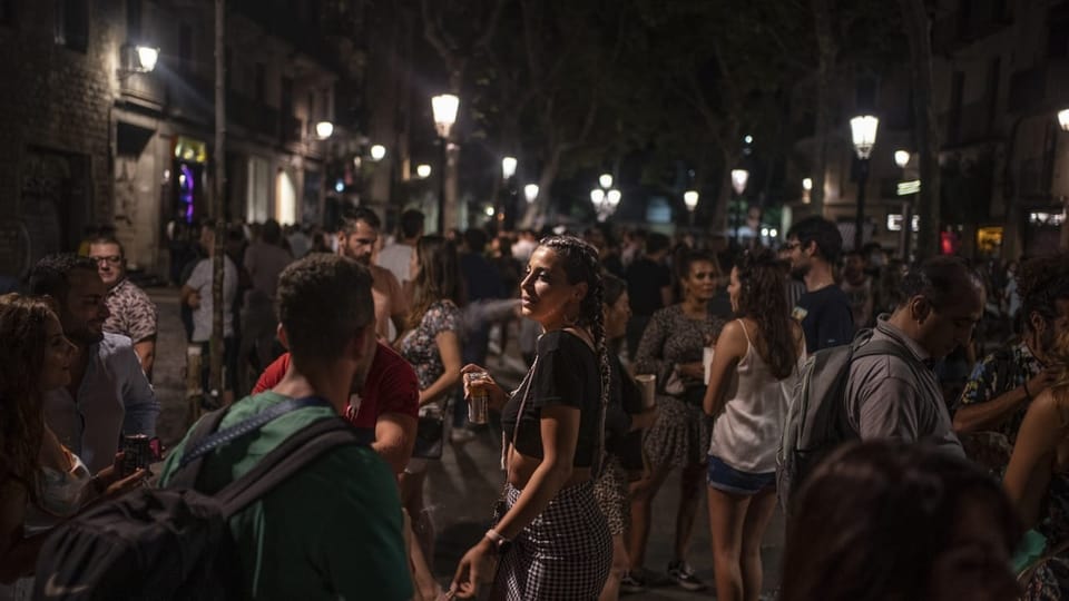 In Barcelona feiern junge Leute im Freien