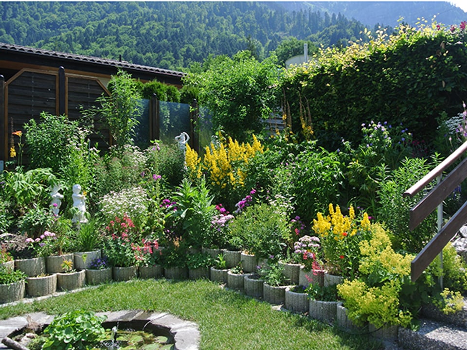 Garten mit Blumen und Hütten.