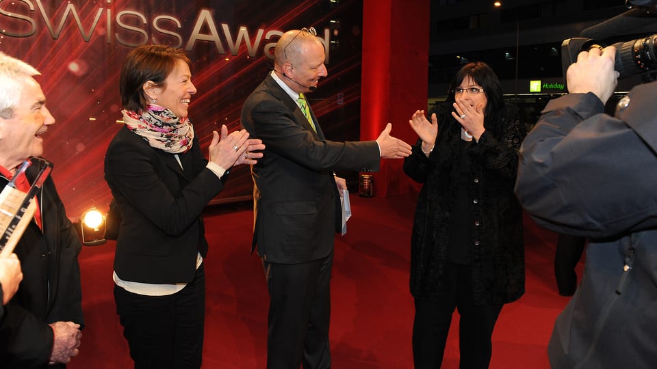 Roger de Weck gratuliert der schier fassungslosen Karin Boss-Röthlisberger zur Auszeichnung «Helden des Alltags». 