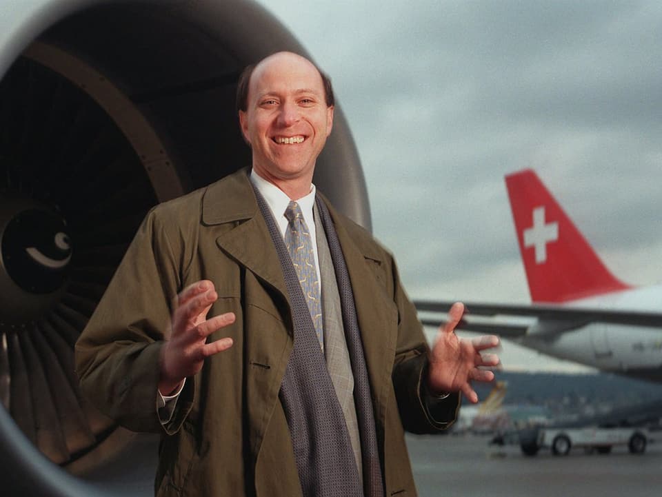 Jeffrey Katz bei seinem Amtsantritt vor einem Swissair-Flugzeug.