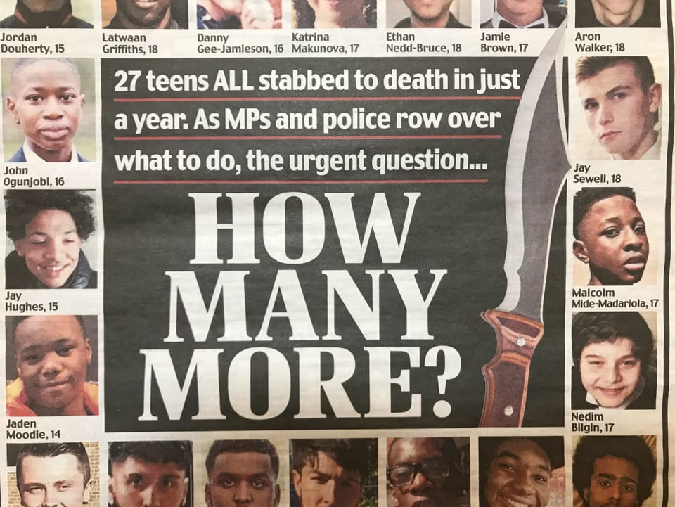 Zeitungsausschnitt: "How many more?" und Bilder der 27 Teenager, die innerhalb eines Jahres erstochen wurden.