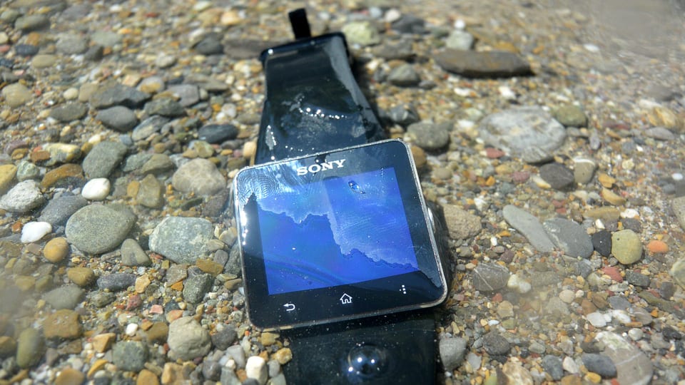 Eine Sony-Armbanduhr, die Smartwatch 2, unter Wasser.