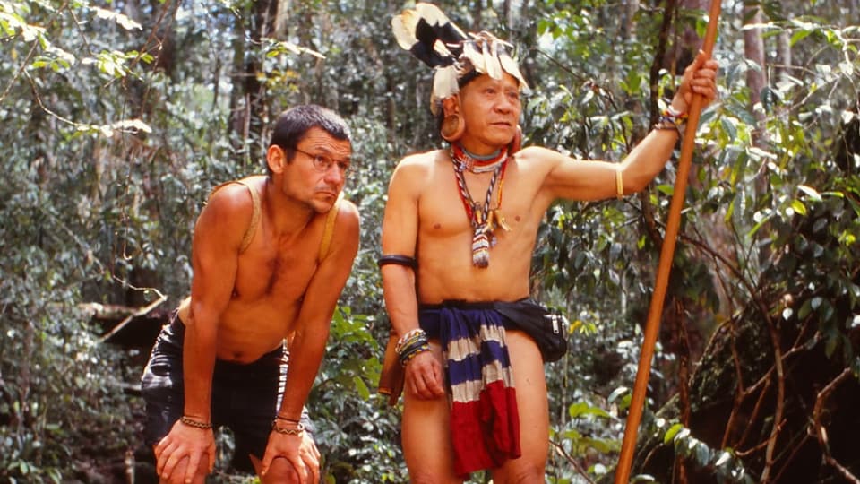 zwei Männer stehen im Regenwald