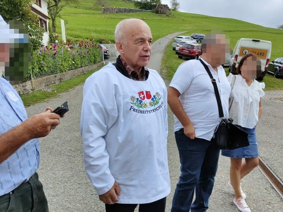 Umstrittenes Bild: Ueli Maurer im Freiheitstrychler-Shirt. 