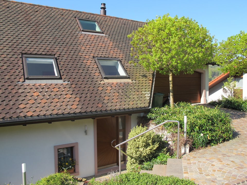 Blick auf ein Einfamilienhaus in einem Wohnquartier in Zeiningen.