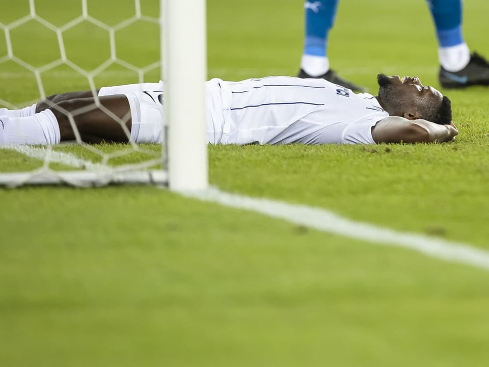 Nach vergebener Chance am Boden Aiyegun Tosin am Boden.