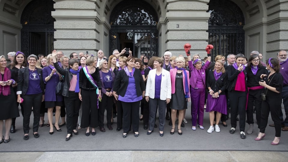Politikerinnen beim Frauenstreik vor dem Bundeshaus