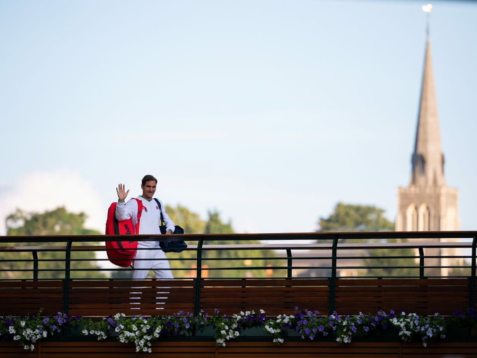 Roger Federer winkt in Wimbledon