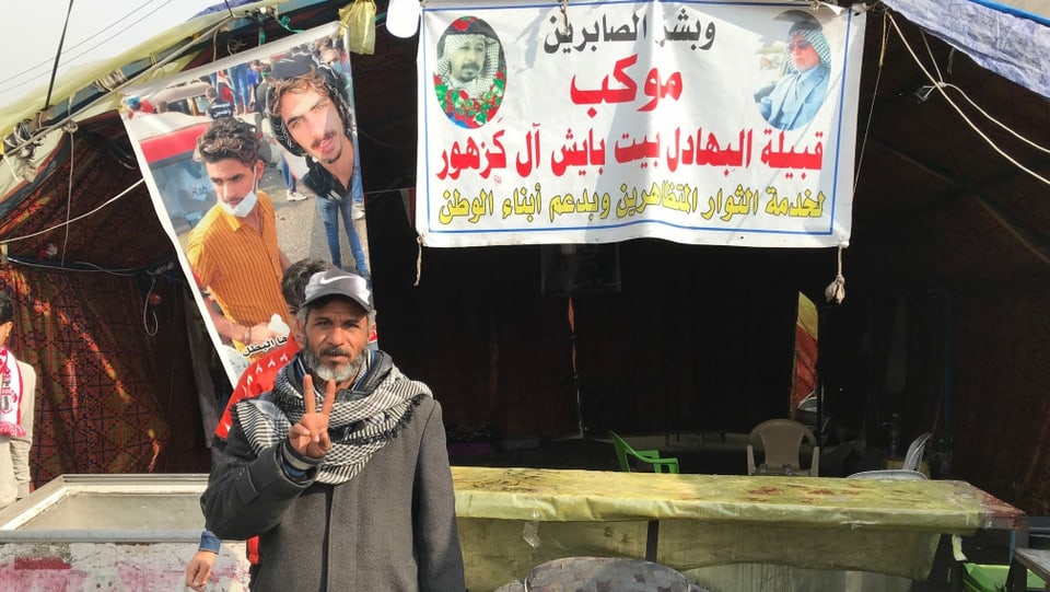 Radio-Chef Adil Al-Bahadili Abu Hatim posiert vor seiner Station.
