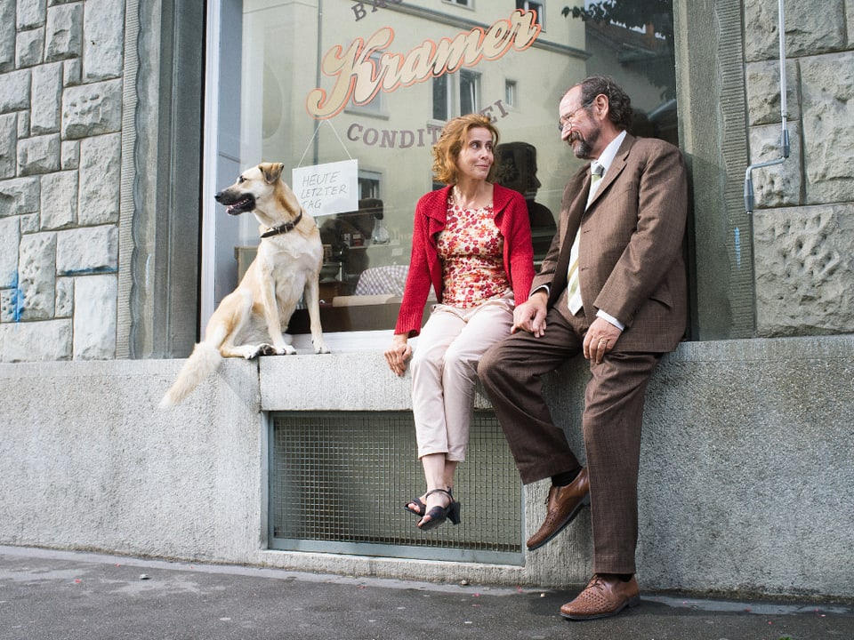 Hund Leika, die alleinerziehende Marlene (Karin Pfammatter) und der langjährige Hausmeister Joseph (Herbert Leiser) vor ihrem alten Haus an der Weststrasse.