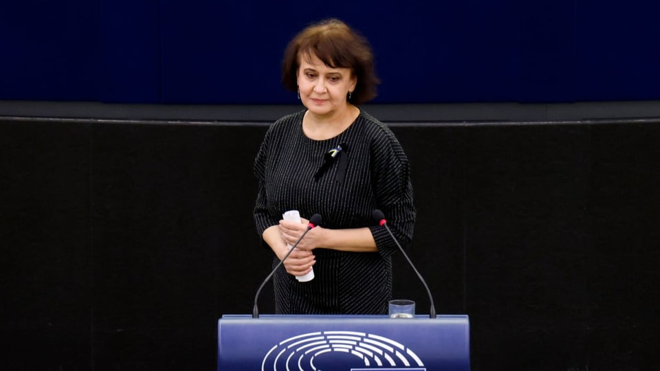 Oksana Sabuschko spricht im März 2022 im Plenarsaal des Europäischen Parlaments.