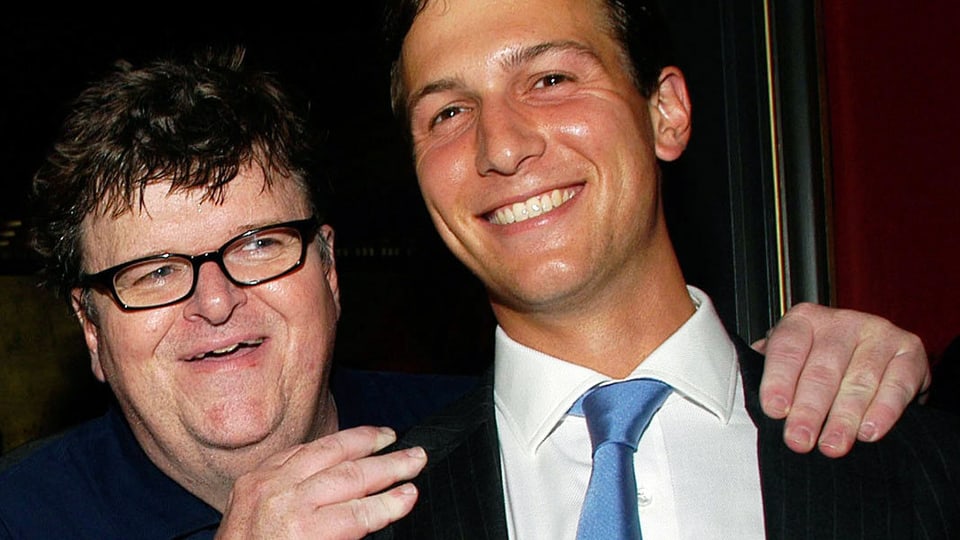 Michael Moore mit Mann in Anzug.
