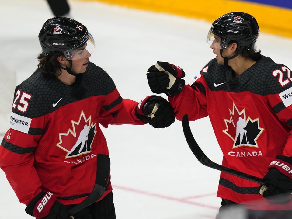 Zwei kanadische Eishockeyspieler geben sich die Faust auf dem Eis.