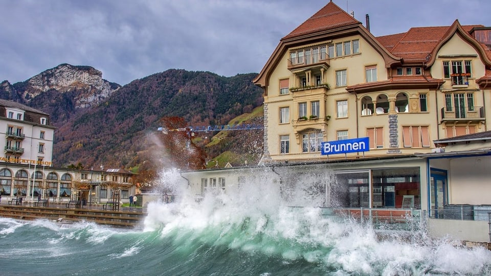 Der Föhn peitsch das Wasser ans Ufer.