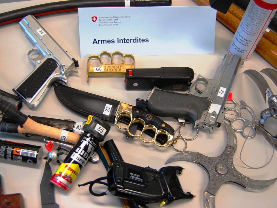 Verschiedene beschlagnahmte Waffen.
