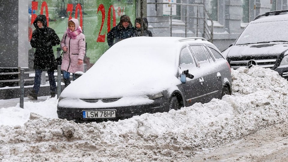 Eingeschneites Autos in Kiew