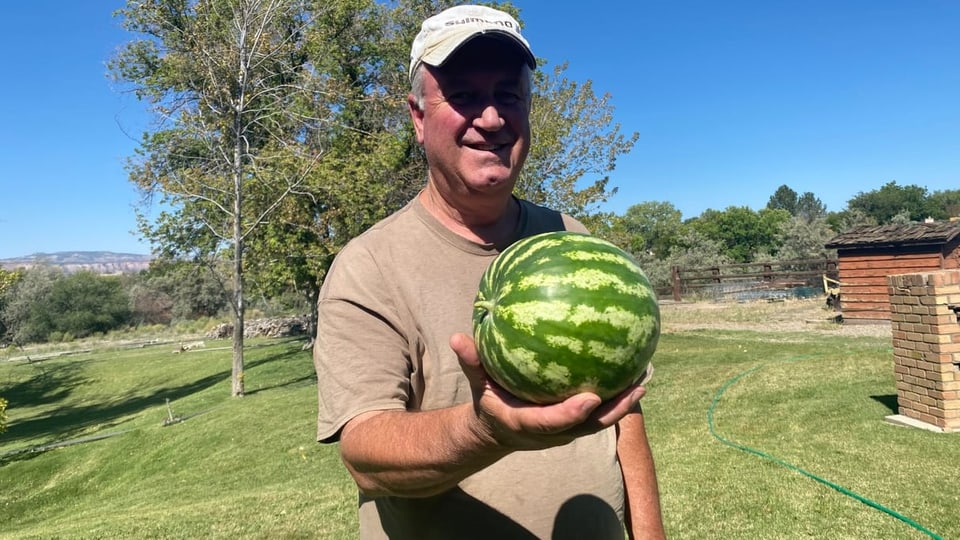 Wasserpolitiker Steve Acquafresca hält eine Wassermelone in die Kamera