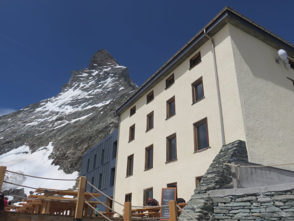 Blick auf die Hütte, unmittelbar dahinter das Matterhorn.