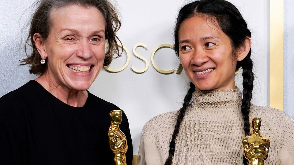 Zwei Frauen mit Oscars in den Händen