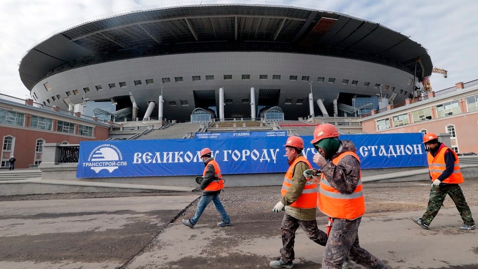 Bauarbeiter vor dem Stadion