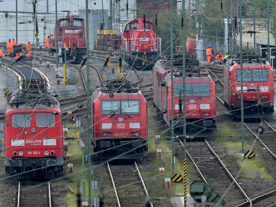 Rote Loks auf Gleisen.