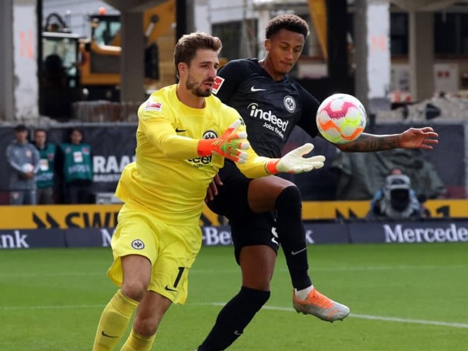 Kevin Trapp schnappt sich den Ball vor Tuta.