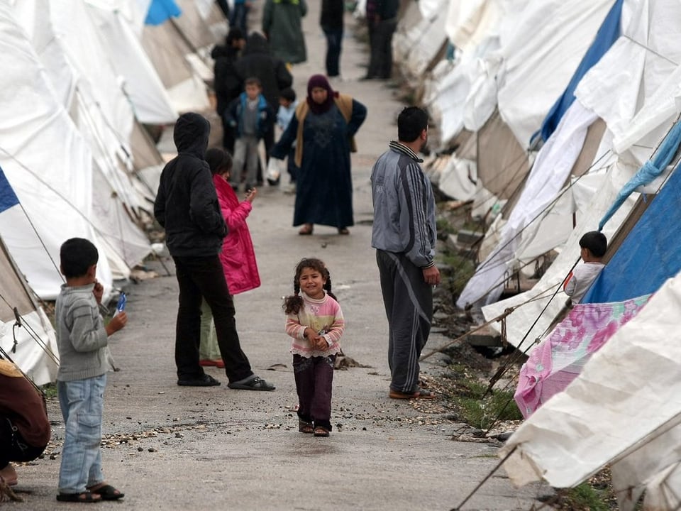 Zahlreiche Zelte eines Flüchtlingscamps