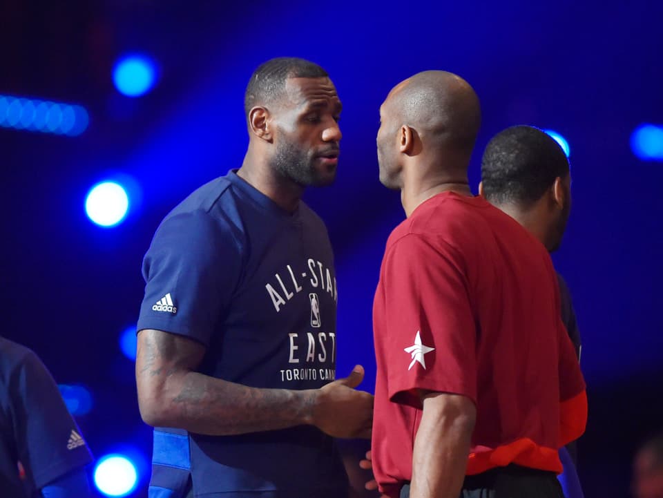 LeBron James und Kobe Bryant unterhalten sich.