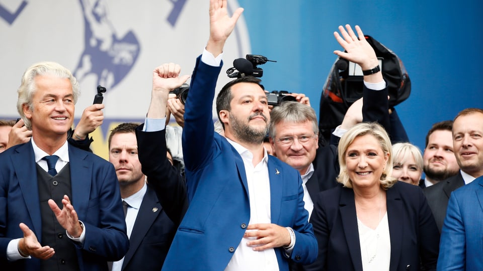 Salvini, Le Pen, Wilders und Co. stehen in einer Reihe und lachen und winken.