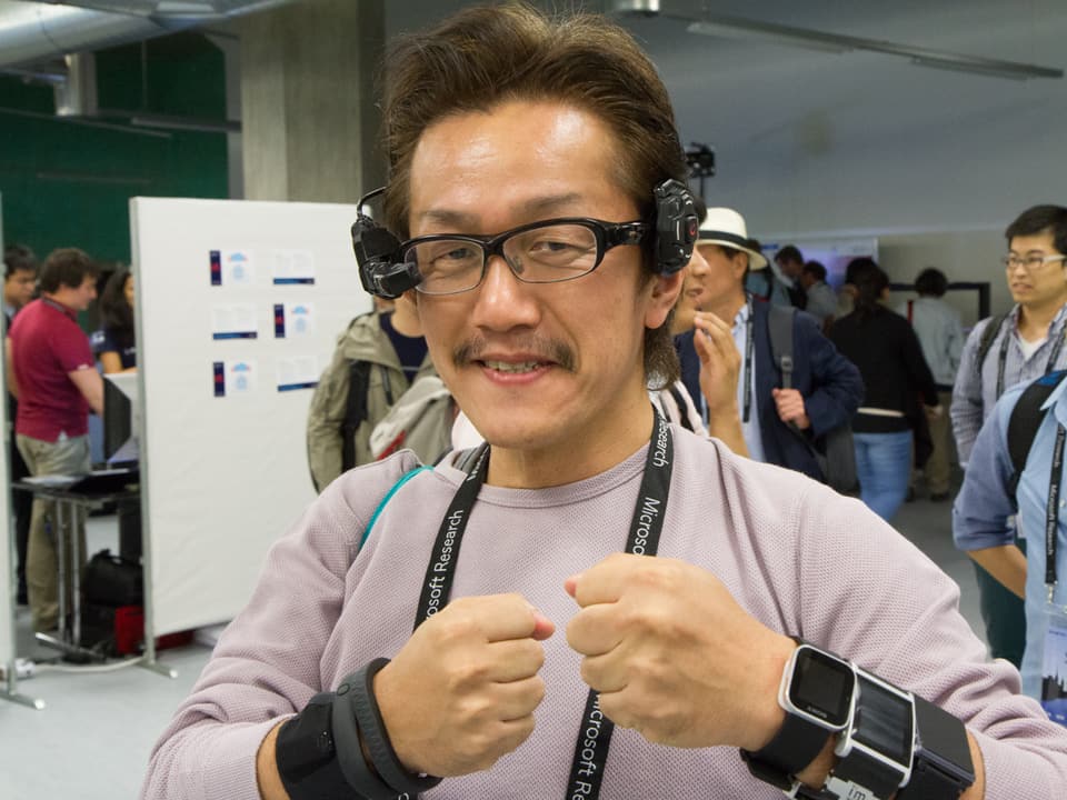 Japaner mit kleinem Monitor vor dem Gesicht