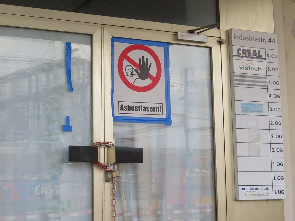 Verschlossene Bürotüre mit Warnschild Asbest