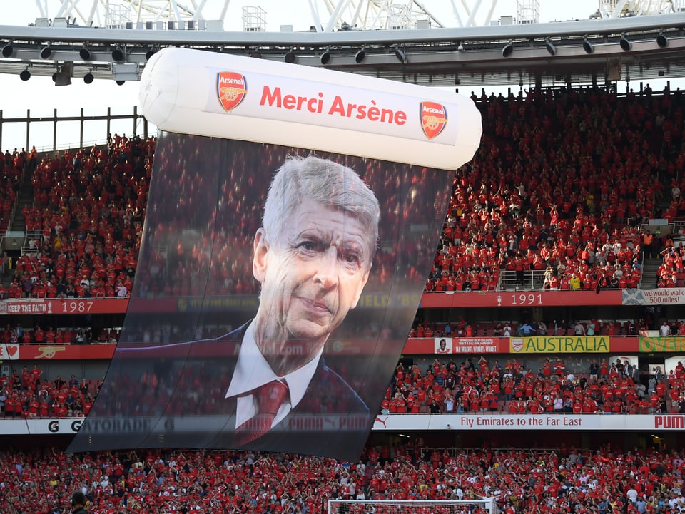 «Merci Arsene»: Ein riesiges Porträt von Wenger und Dankesworten wird in die Höhe gehievt. 