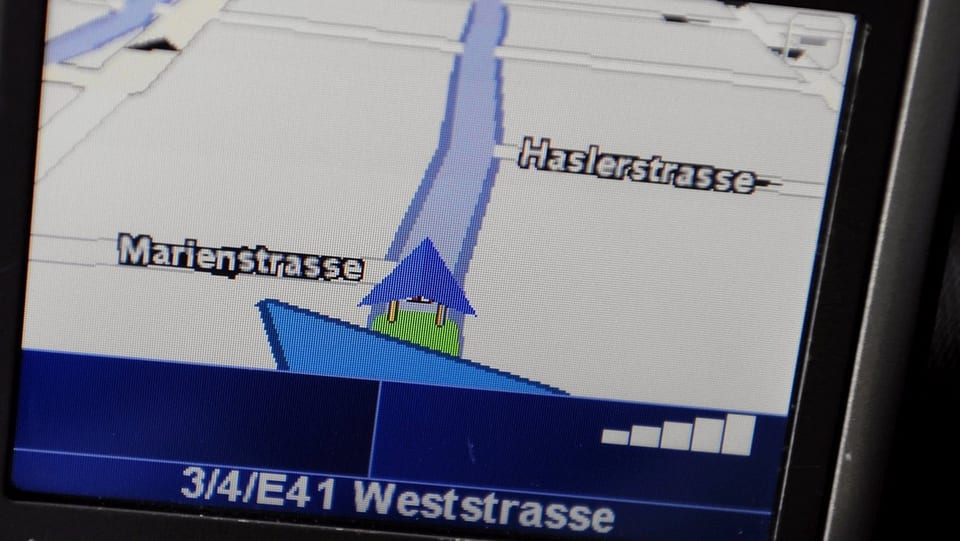 Der Bildschirm eines Navigationsgerätes in einem Auto zeigt eine Region in Zürich an.