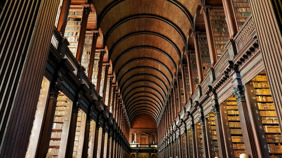 Blick in die lange Halle der Bibliothek der Universität Trinity College in Dublin