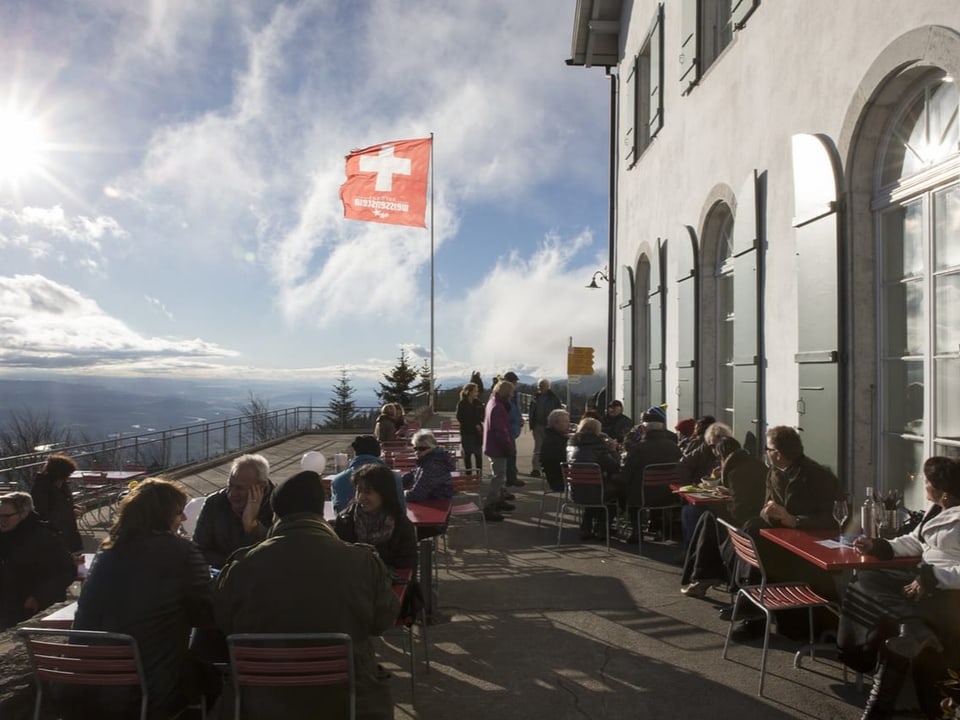 Menschen Sitzen auf einer Terrasse auf dem Weissenstein.