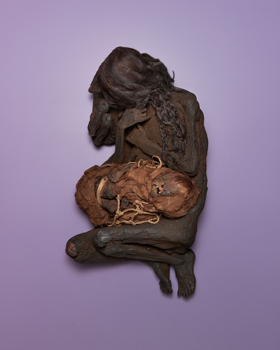 Mumiengruppe mit Frau und zwei Kindern.