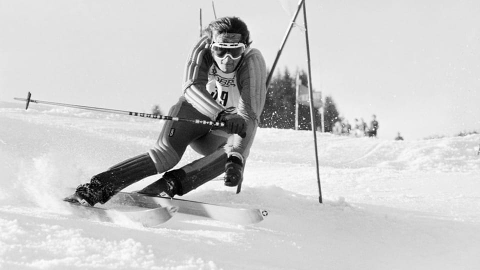 Ein Skifahrer in Aktion beim Europacup-Riesenslalom am 29. Dezember 1974.