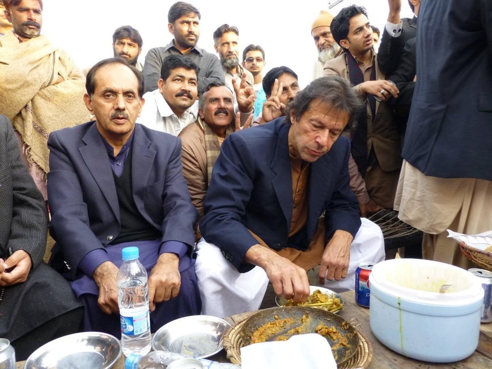 Der 61jährige Imran Khan, vorne rechts, ist ein Phänomen und ein Mann voller Widersprüche.