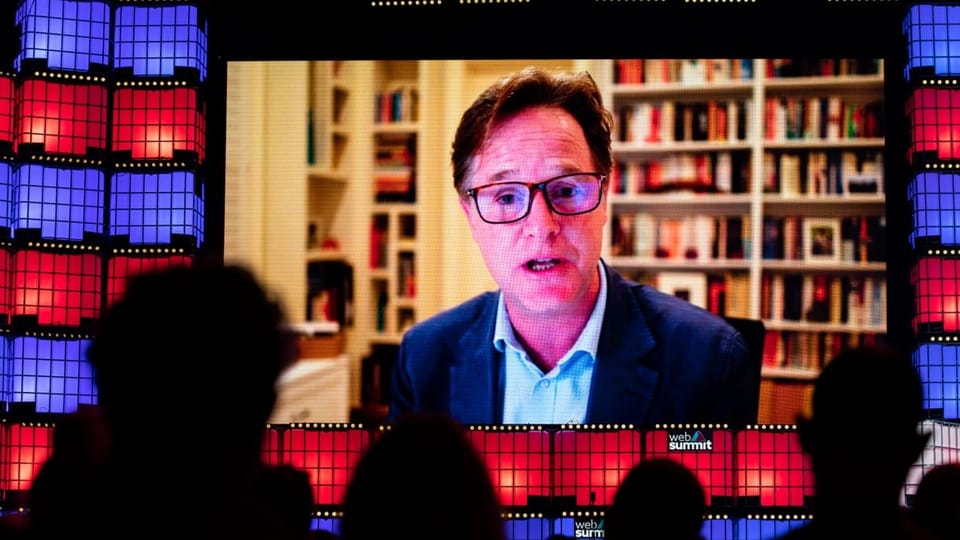 Nick Clegg im Portärt auf einem Bildschirm auf einem Podium.