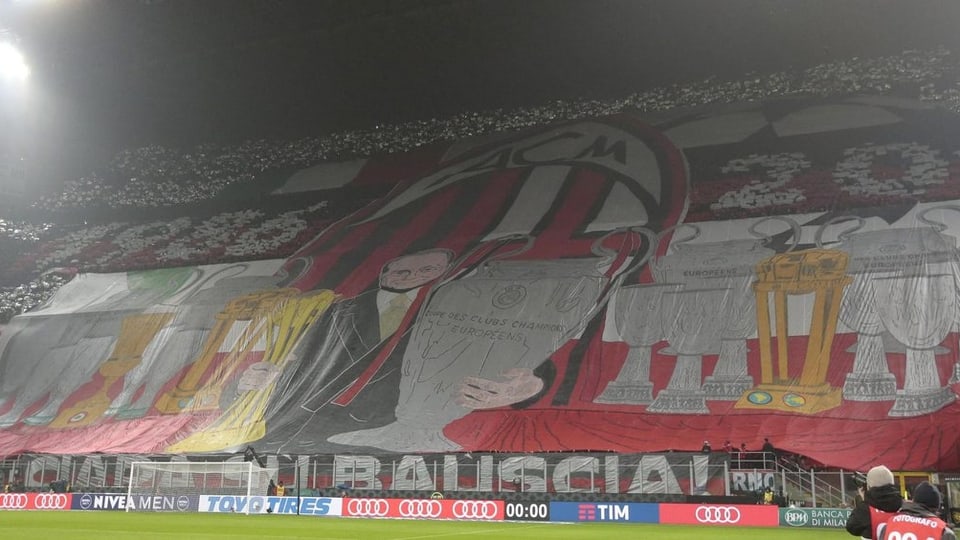 Milan-Fans mit Berlusconi-Transparenten