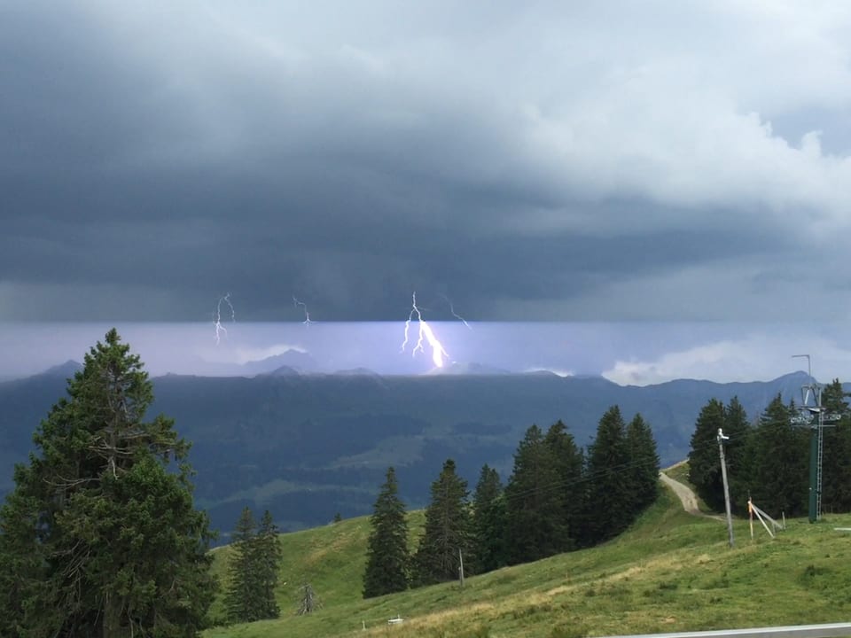 Gewitter und Blitze im Kanton Schwyz. 