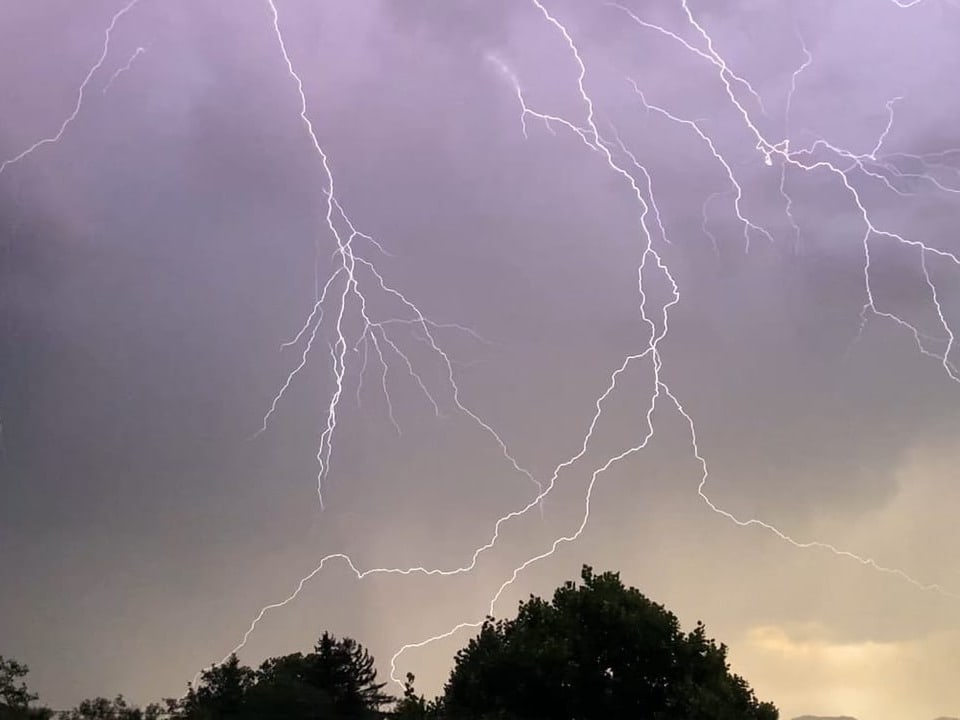 Heiligenschwendi/BE Viele Blitze am Himmel.