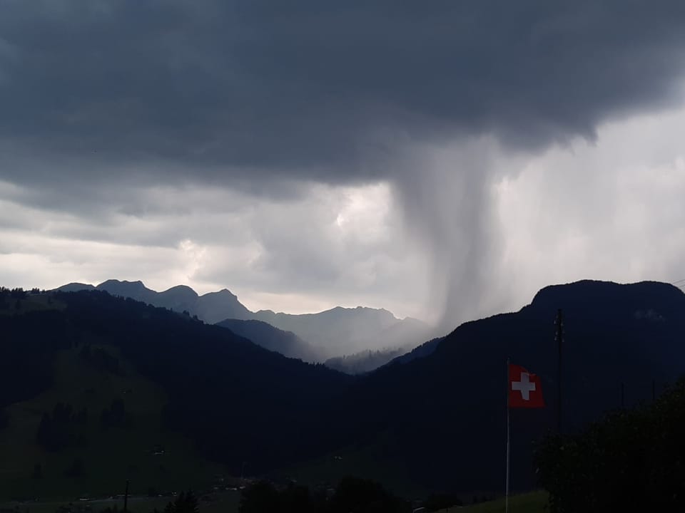 Dunkle Gewitterwolken über Seitental Chalberhöni.