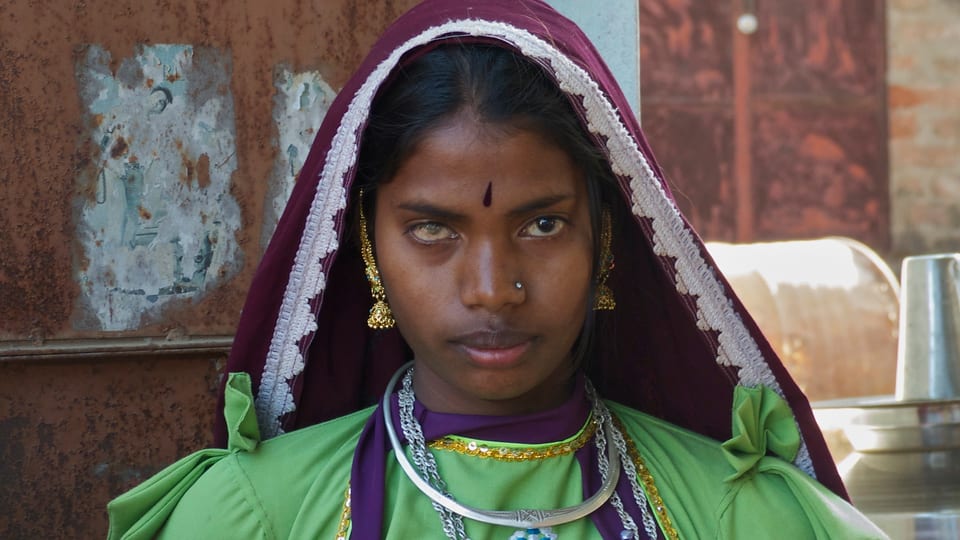 Eine indische Frau mit einer Trübung der Hornhaut.