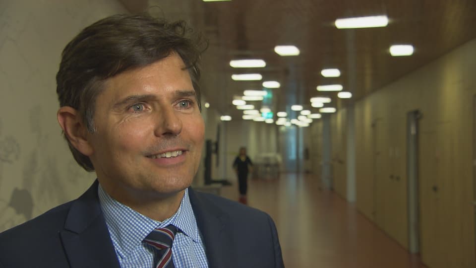 Conrad E. Müller steht im Gang des Universitäts-Kinderspitals beider Basel