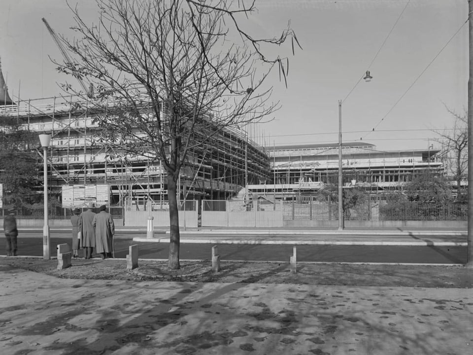 Schwarz-Weiss Foto vom Bau des Zürcher Kongresshauses