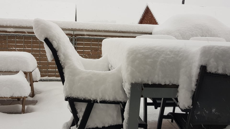 Gartenmöbel auf einer Terrasse. Mit 20 Centimetern Schnee bedeckt.