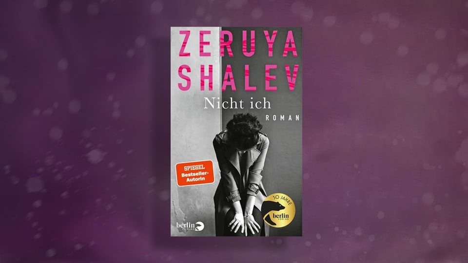 Buchcover von Zeruya Shalevs «Nicht ich» mit einer Frau, die ihre Hände auf den Knien abstützt und nach unten blickt.